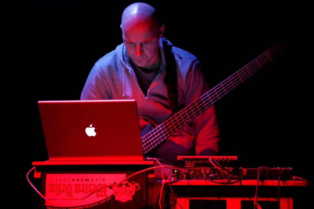 Boundary Signal, Fluc Halle, Vienna, 2009 (photo: N. Güres)